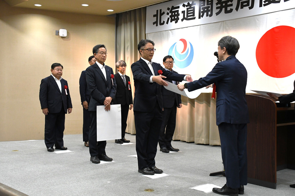 遠藤局長から表彰状を受け取る担当技術者