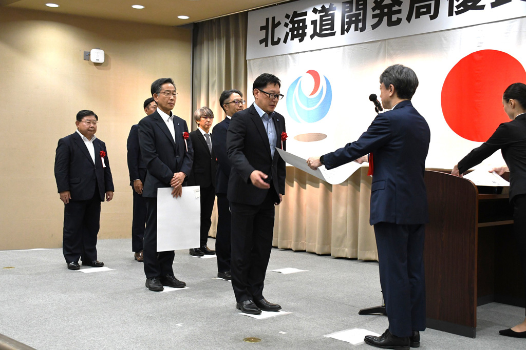 遠藤局長から表彰状を受け取る担当技術者