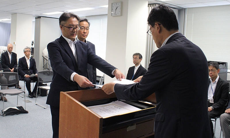 赤川部長から表彰状を受け取る管理技術者