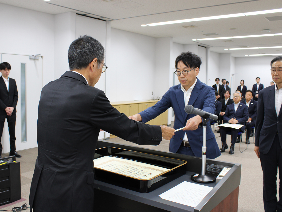 佐々木部長から表彰状を受け取る管理技術者
